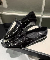 Zapatos planos elegantes de piel de vaca roja con lazo y remaches